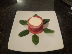 3.	Cut and 3.	Wrap the Serrano ham around the mozzarella and place it on the tomato the liver in the (blonde) onion until the liver is cooked;