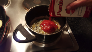 3.	Fry the onion and when blonde, pour in the tomato sauce / paste. Cook until reduced. Add salt and pepper, and a piece of butter if you not in strict diet;