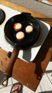 Fill the tomatoes with the whiped eggs