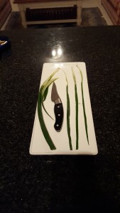 2.	Slice into strips and blanch the leaf of the spring onion, to make it more workable and eatable;