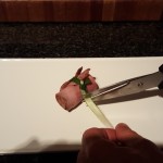 3.	Fold and then roll the roast beef, and then tie them with the spring onion;