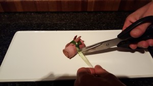 3.	Fold and then roll the roast beef, and then tie them with the spring onion;