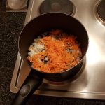 2. Dice the onion, grate the carrots and fry all together until blonde