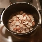2.Slice the mushrooms and fry with some garlic